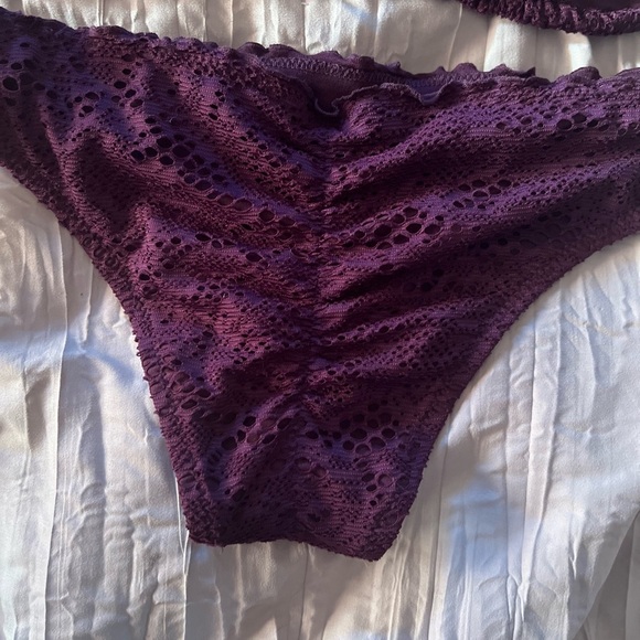 💜💜EUC-SUPER CUTE PURPLE BIKINI WITH CHEEKY BOTTOMS SZ L💜💜 - Picture 3 of 7